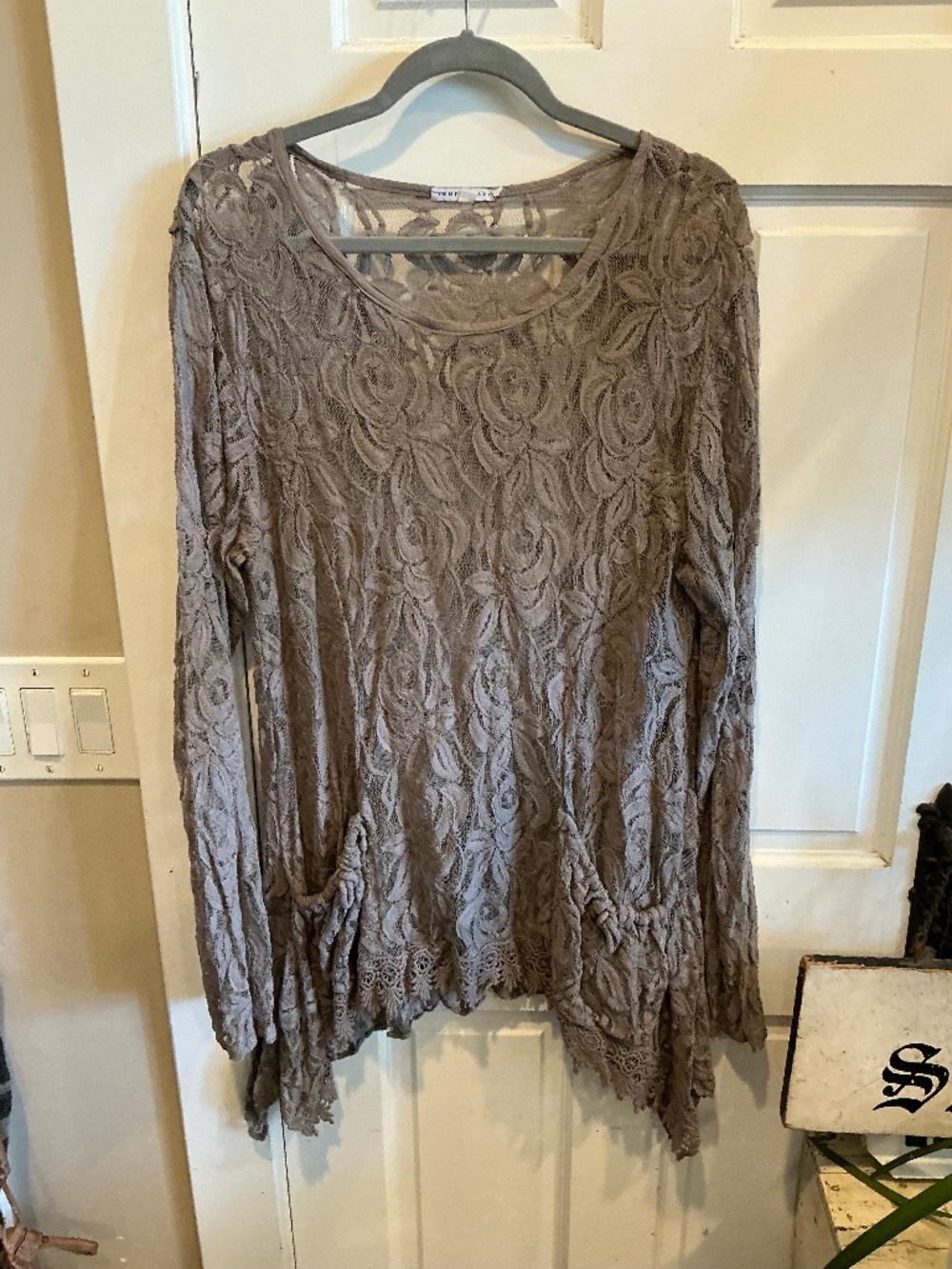 Gorgeous Tempo Paris lace top!  Size large